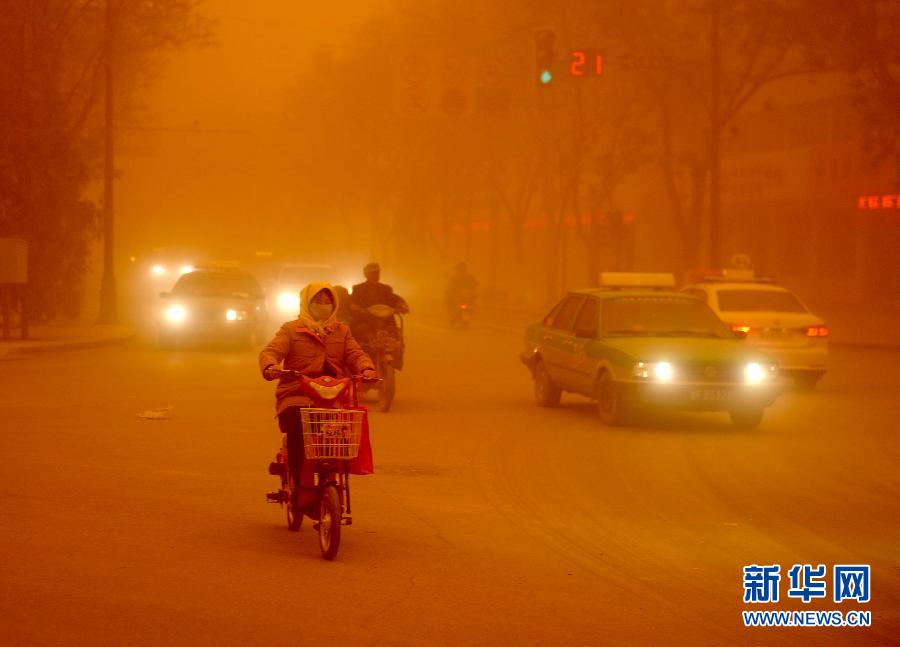 4月23日，沙塵暴中的敦煌街頭。