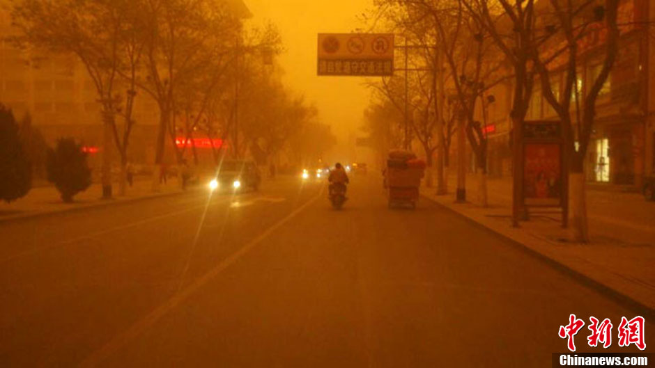 4月23日中午，甘肅酒泉多地出現(xiàn)強(qiáng)沙塵暴。