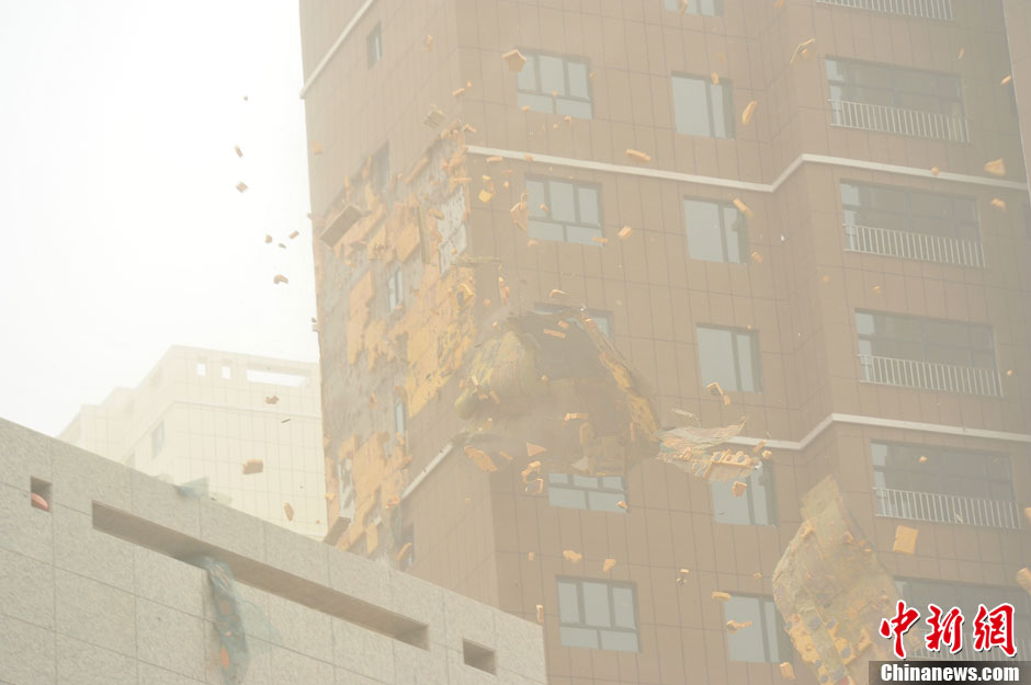 4月23日，受強(qiáng)冷空氣影響，新疆哈密出現(xiàn)出現(xiàn)強(qiáng)沙塵和降溫天氣，部分路段能見度不足50米