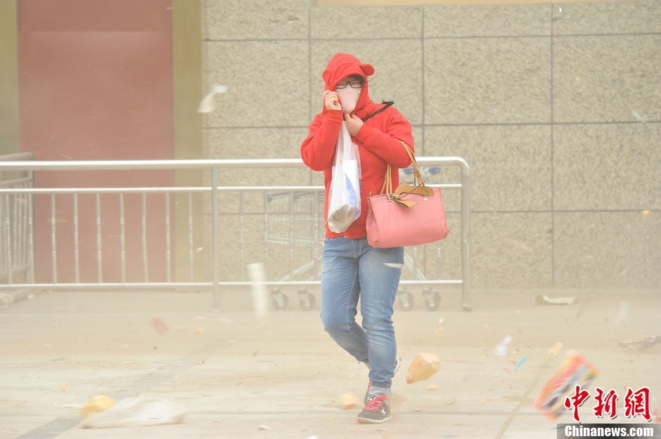 4月23日，受強(qiáng)冷空氣影響，新疆哈密出現(xiàn)出現(xiàn)強(qiáng)沙塵和降溫天氣