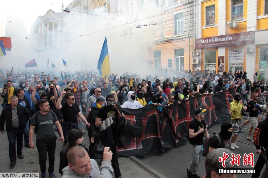 當(dāng)?shù)貢r(shí)間4月28日，烏克蘭哈爾科夫，親歐民眾和親俄民眾在街頭示威時(shí)發(fā)生大規(guī)模沖突。