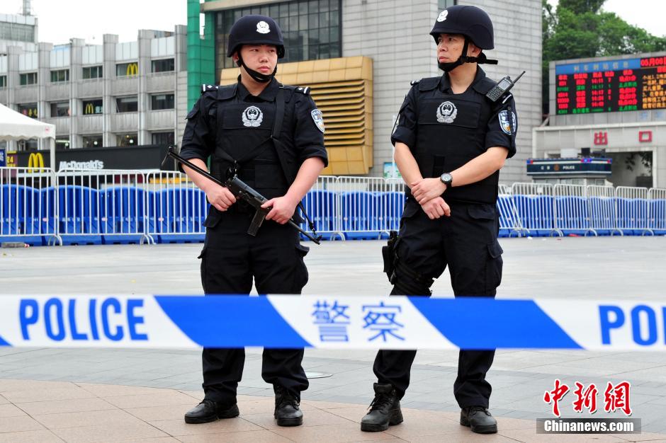 圖為廣州特警在案發(fā)現(xiàn)場戒備。