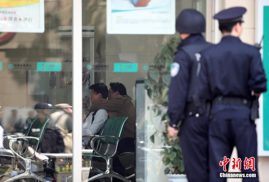 南京新街口一銀行發(fā)生劫持事件 劫持者已被抓獲 南京新街口一銀行發(fā)生劫持事件 劫持者已被抓獲
