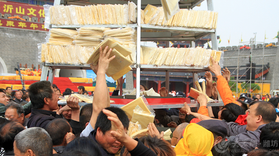 沂蒙山近萬斤供品煎餅被哄搶 原計劃送給福利院 沂蒙山近萬斤供品煎餅被哄搶 原計劃送給福利院