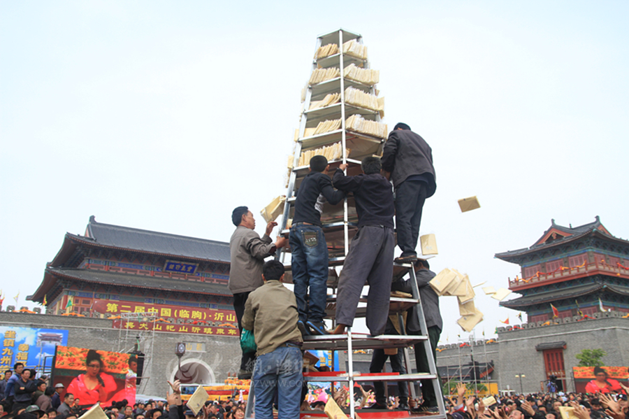 沂蒙山近萬斤供品煎餅被哄搶 原計劃送給福利院 沂蒙山近萬斤供品煎餅被哄搶 原計劃送給福利院