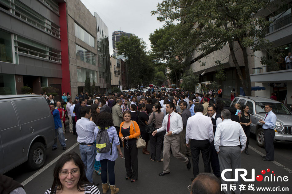 當(dāng)?shù)貢r間2014年5月8日，墨西哥墨西哥城，市民聚集在街道上。　圖片來源：Rebecca Black