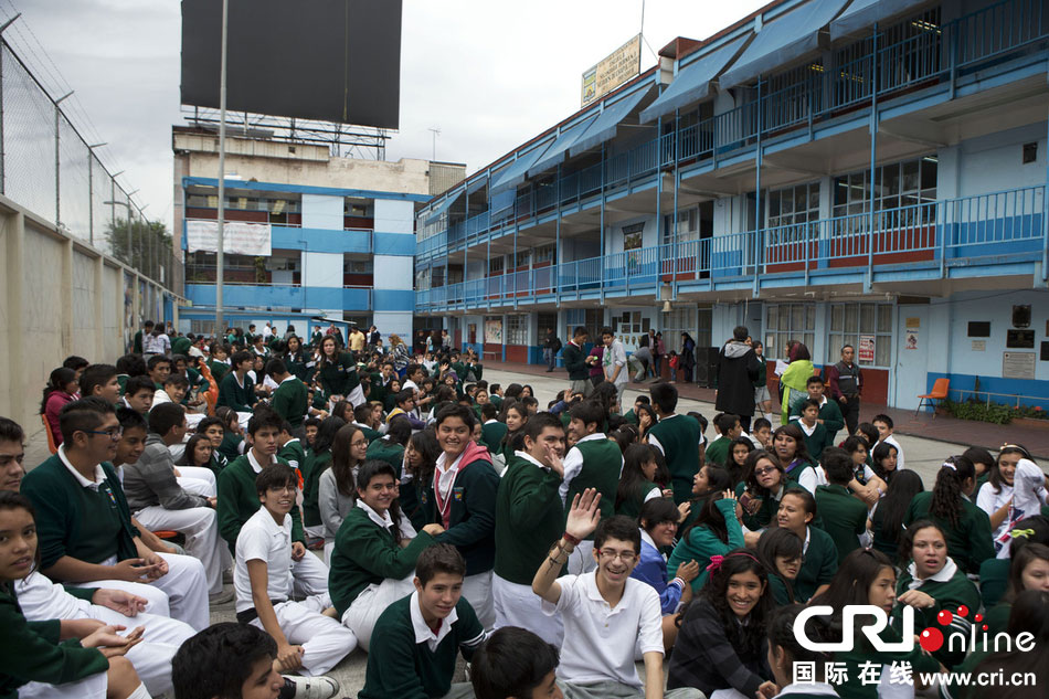 當(dāng)?shù)貢r間2014年5月8日，墨西哥墨西哥城，學(xué)生聚集在庭院內(nèi)。　