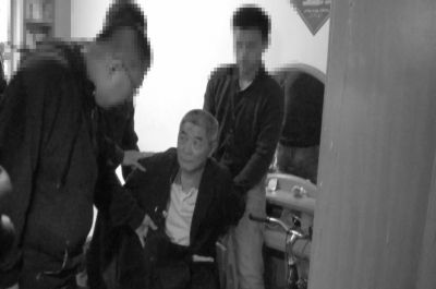 　向南夫被警方抓獲。