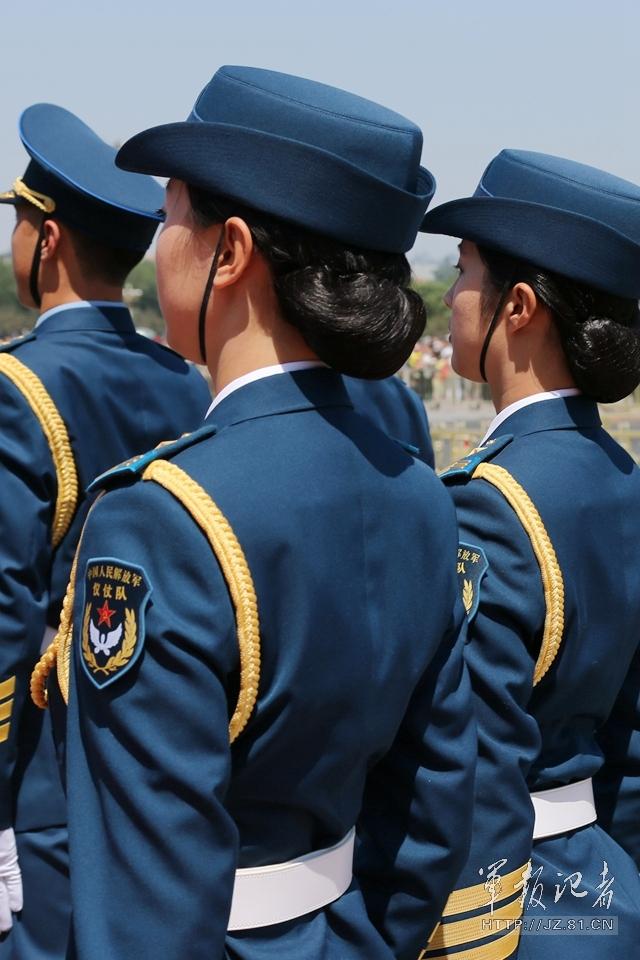 解放軍首批女儀仗兵亮相，90%以上擁有大專以上學(xué)歷，平均身高1.72米。圖為女兵儀仗隊。