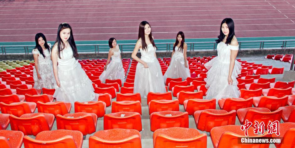 武漢女大學生婚紗畢業(yè)照 靚麗搶鏡