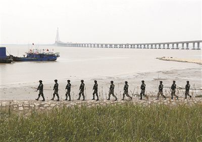 上海加強(qiáng)安保工作，警方在長江沿岸巡邏