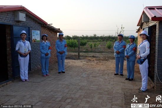 河南一農(nóng)場近百名員工著紅軍裝上班 河南一農(nóng)場近百名員工著紅軍裝上班
