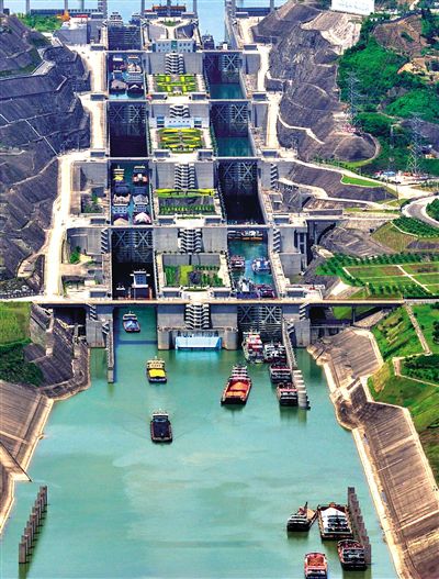 今年5月11日,三峽工程五級(jí)船閘,船只正在過(guò)閘。