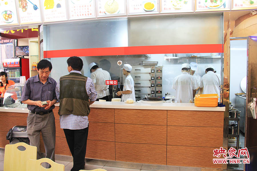 店面仍處于“試營(yíng)業(yè)”狀態(tài),后廚的設(shè)備嶄新,看起來還算整潔。