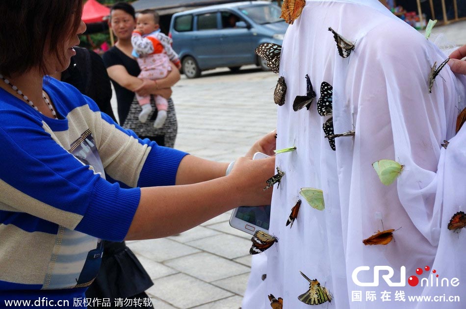 “蝴蝶仙子”身穿上百只剛剛扎死的蝴蝶。圖片來源：老祝/東方IC