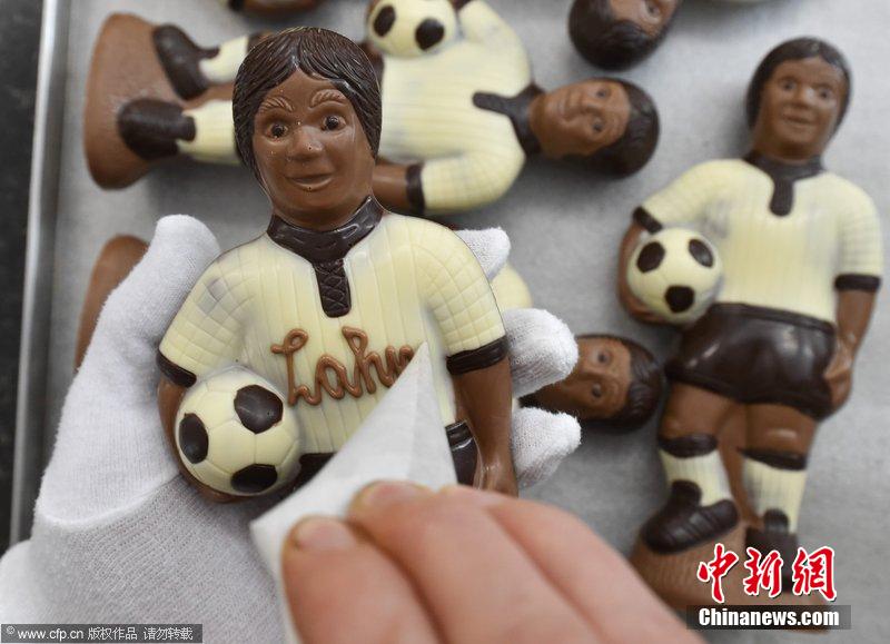 德國(guó)生產(chǎn)商趕制世界杯主題巧克力 德國(guó)生產(chǎn)商趕制世界杯主題巧克力