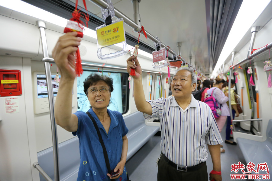 濃濃的端午文化吸引了不少老年人前來乘坐地鐵。