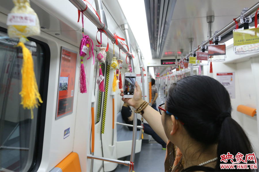 濃濃端午節(jié)氛圍的龍舟模型。