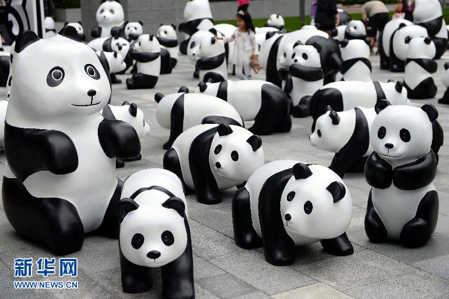 這是6月2日在上海靜安嘉里中心廣場拍攝的萌態(tài)百出的“熊貓”大軍。