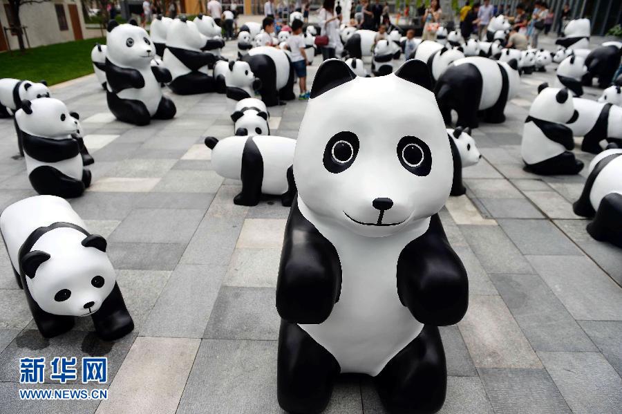 這是6月2日在上海靜安嘉里中心廣場拍攝的萌態(tài)百出的“熊貓”大軍。
