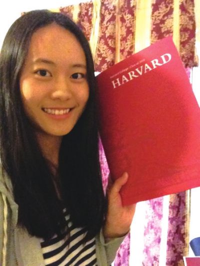 一米七二的身高，小麥色的皮膚，長發(fā)近乎及腰，灰色的連衣裙，當“美范兒”十足的張媛琦出現(xiàn)在記者面前時，記者很難想象如此成熟的她才只有19歲。