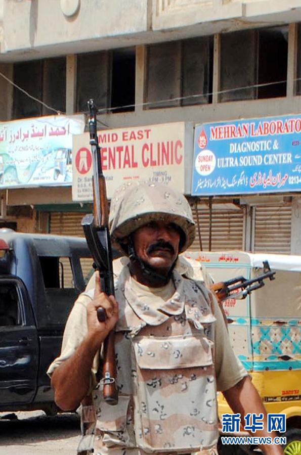 6月10日，在巴基斯坦南部城市卡拉奇真納國際機場附近，安全人員在街頭警戒。