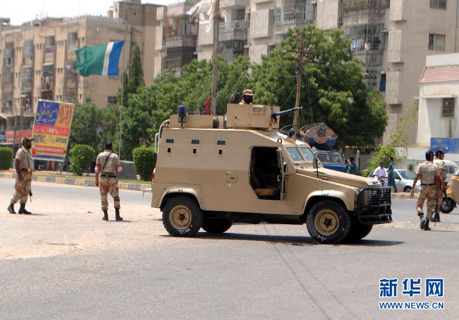 6月10日，在巴基斯坦南部城市卡拉奇真納國際機場附近，安全人員在街頭警戒。