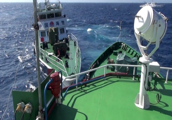 越南拍攝的中國(guó)海空力量護(hù)衛(wèi)981鉆井平臺(tái)。