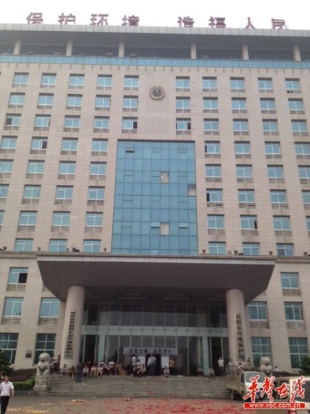 家屬聚集市環(huán)保局靜坐 家屬聚集市環(huán)保局靜坐