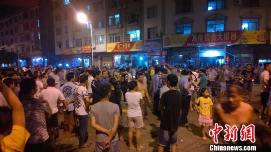 事發(fā)后民眾仍未離去。 王剛 攝