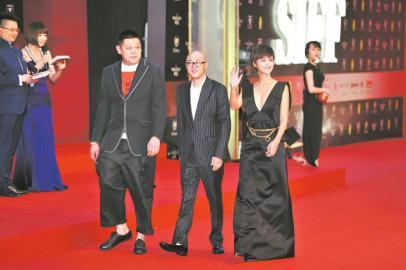 　　《勝利》劇組走紅毯，只可惜黃海波未能參加。