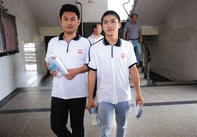 昨日下午5時,江西宜春“奪刀少年”柳艷兵和易政勇順利完成單獨高考,走出考場。