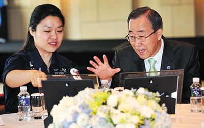 2008年7月，聯(lián)合國(guó)秘書長(zhǎng)回到韓國(guó)時(shí)，特意會(huì)見(jiàn)李炤燕。