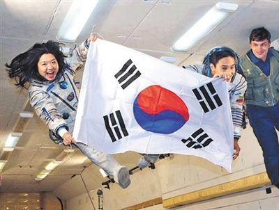 　2007年9月10日，李炤燕（左）在俄羅斯首都莫斯科接受零重力飛行訓(xùn)練。