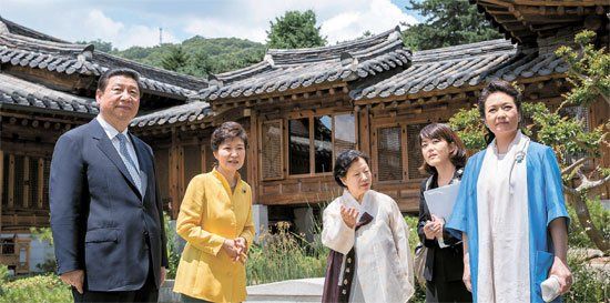 照片中左起分別是習(xí)近平、樸槿惠、家具博物館館長鄭美淑(音)、隨同翻譯、彭麗媛。