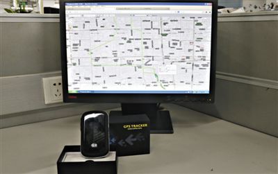 記者花近400元網(wǎng)購(gòu)的定位監(jiān)聽(tīng)器，能通過(guò)短信激活，進(jìn)行實(shí)時(shí)監(jiān)聽(tīng)。