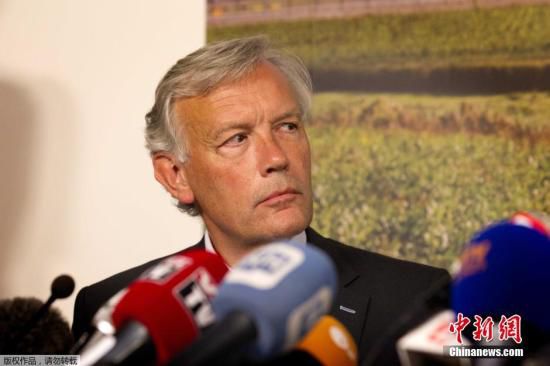 7月17日，在荷蘭阿姆斯特丹斯希普霍爾機(jī)場(chǎng)舉行的的新聞發(fā)布會(huì)上，馬航歐洲區(qū)負(fù)責(zé)人介紹情況。