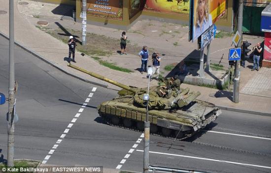 當地時間7月21日,烏克蘭政府軍和民間武裝在頓涅茨克機場火車站附近發(fā)生激烈交火,火車站附近街道受到炮