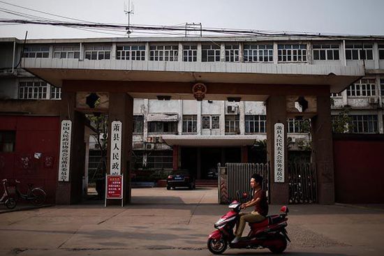 這是一座老城區(qū)的四層老式辦公樓。