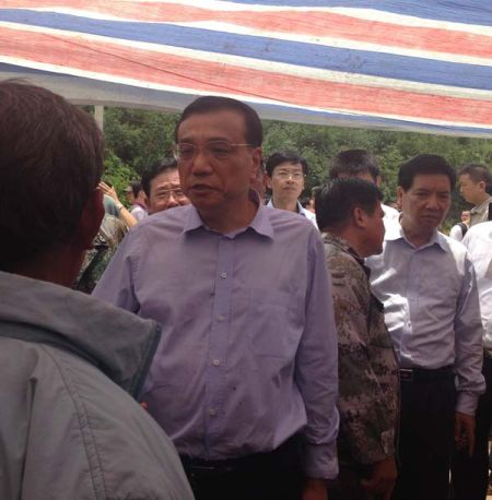 走進(jìn)帳篷，總理就握住蔡官耀的雙手說：“不行，這個帳篷太簡易了”。說完這句，叮囑蔡官耀，“不能回家住”