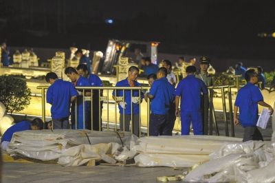 昨晚，工作人員正在為金水橋安裝金色護(hù)欄。京華時報記者潘之望攝