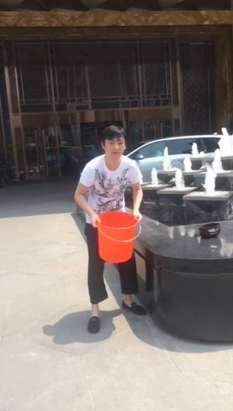 王思聰在進(jìn)行冰桶挑戰(zhàn)。