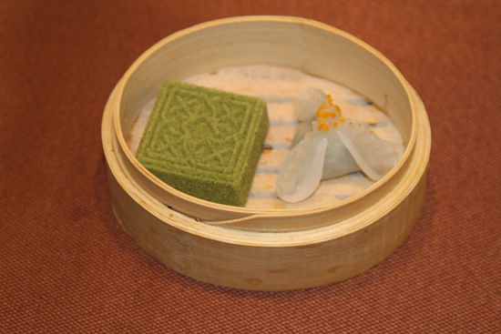 金陵茶香方糕和狀元餃。 花惠生 供圖