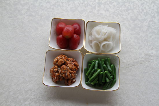 四調(diào)味：圣女果、蓮藕、核桃仁、小黃瓜。 花惠生 供圖