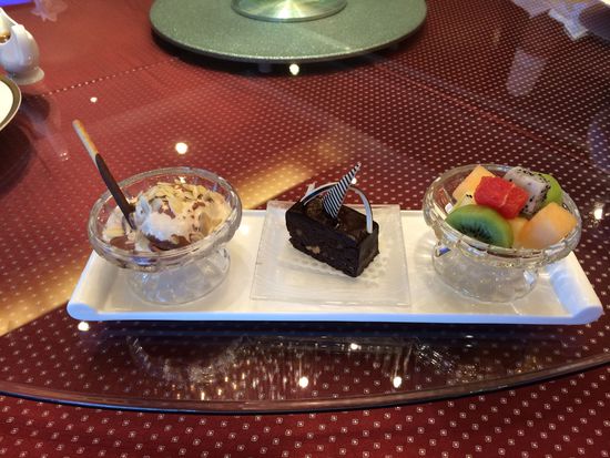 西點水果拼盤、巧克力布朗尼、冰淇淋。 花惠生