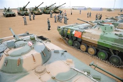 8月21日,在朱日和基地,中外參演部隊代表在裝備展覽交流活動現(xiàn)場參觀中國人民解放軍裝備。