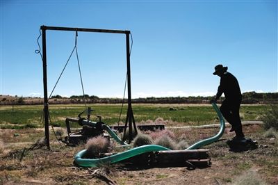 　布日古德起動水泵，等了幾分鐘才有水上來，沒抽一會兒就沒水了，等一陣子才能繼續(xù)抽。