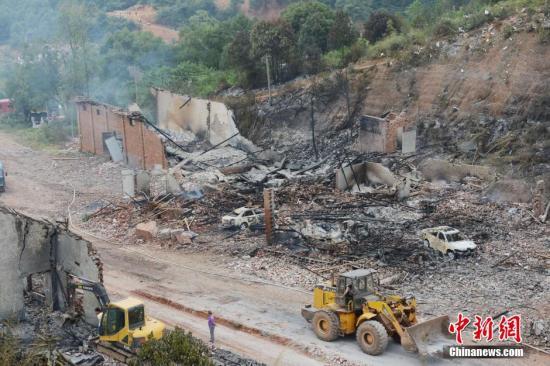 9月23日上午，花炮廠清理工作正在進(jìn)行，山谷內(nèi)的廠房已被爆炸夷為平地。中新社發(fā) 楊華峰 攝