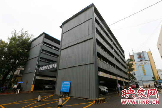 目前，市區(qū)內的停車場數(shù)量還不能滿足廣大市民的需求。