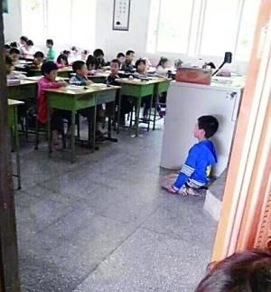 傳小學(xué)生被老師逼下跪 調(diào)查稱學(xué)生主動下跪(圖) 傳小學(xué)生被老師逼下跪 調(diào)查稱學(xué)生主動下跪(圖)